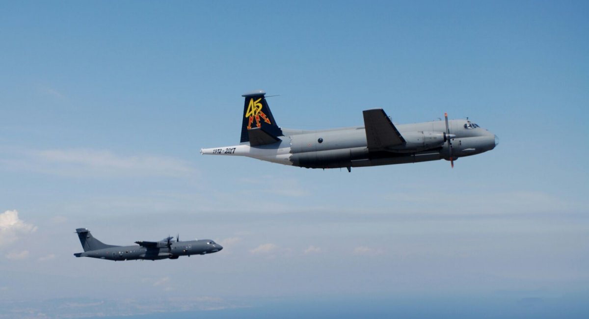 Морські патрульний літак P-72A (ATR-72MP) супроводжує протичовновий BR.1150 Atlantic під час його останнього польоту на службі Італії