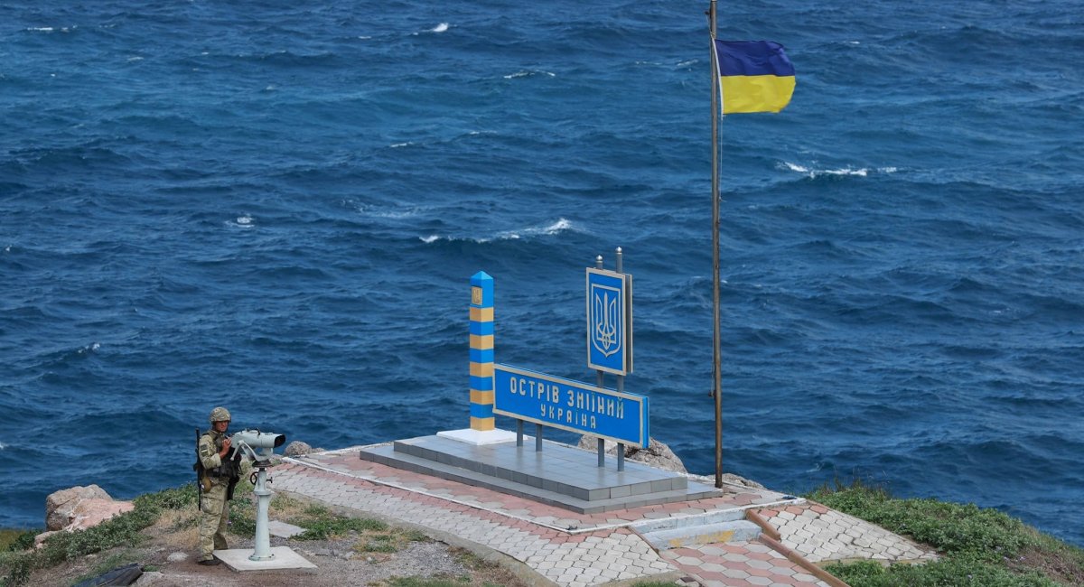 На Зміїному встановлено прапор України (ілюстративне фото)