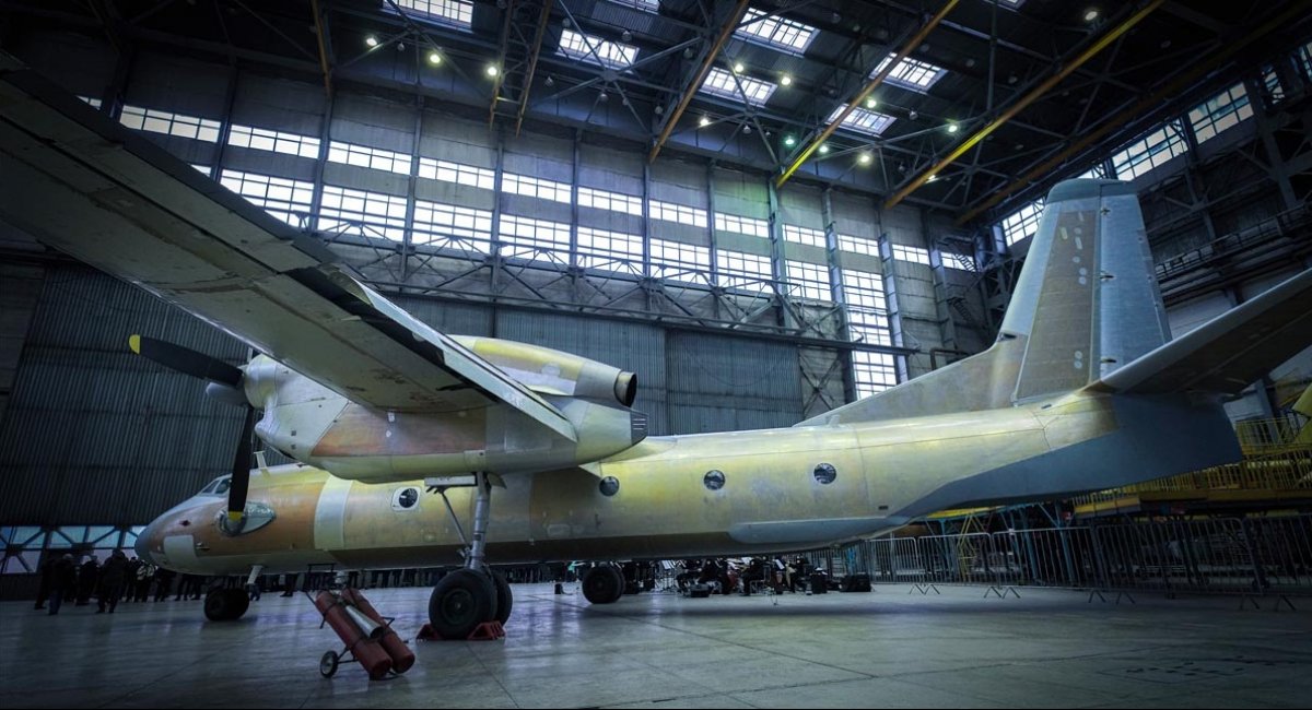 Транспортний літак Ан-32Б (сн 36-04), який в майбутньому має пертоворитися на п'ятий Ан-32П ДСНС /Фото; Укроборонпром
