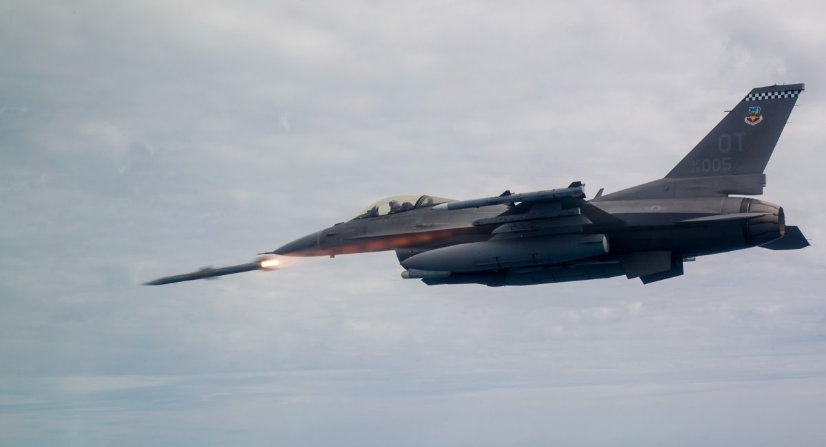 F-16C Fighting Falcon запускає ракету AIM-120 AMRAAM, фото — U.S. Air Force
