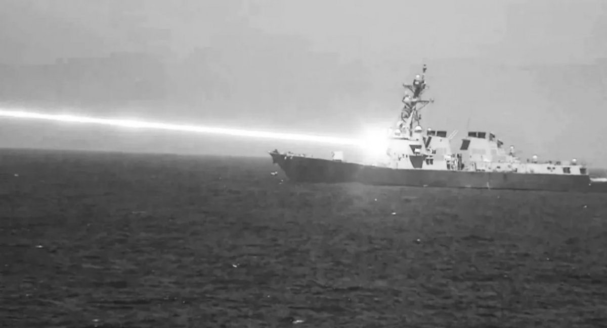 Вогонь з бойового лазера HELIOS під час випробувань. Фото: ВМС США