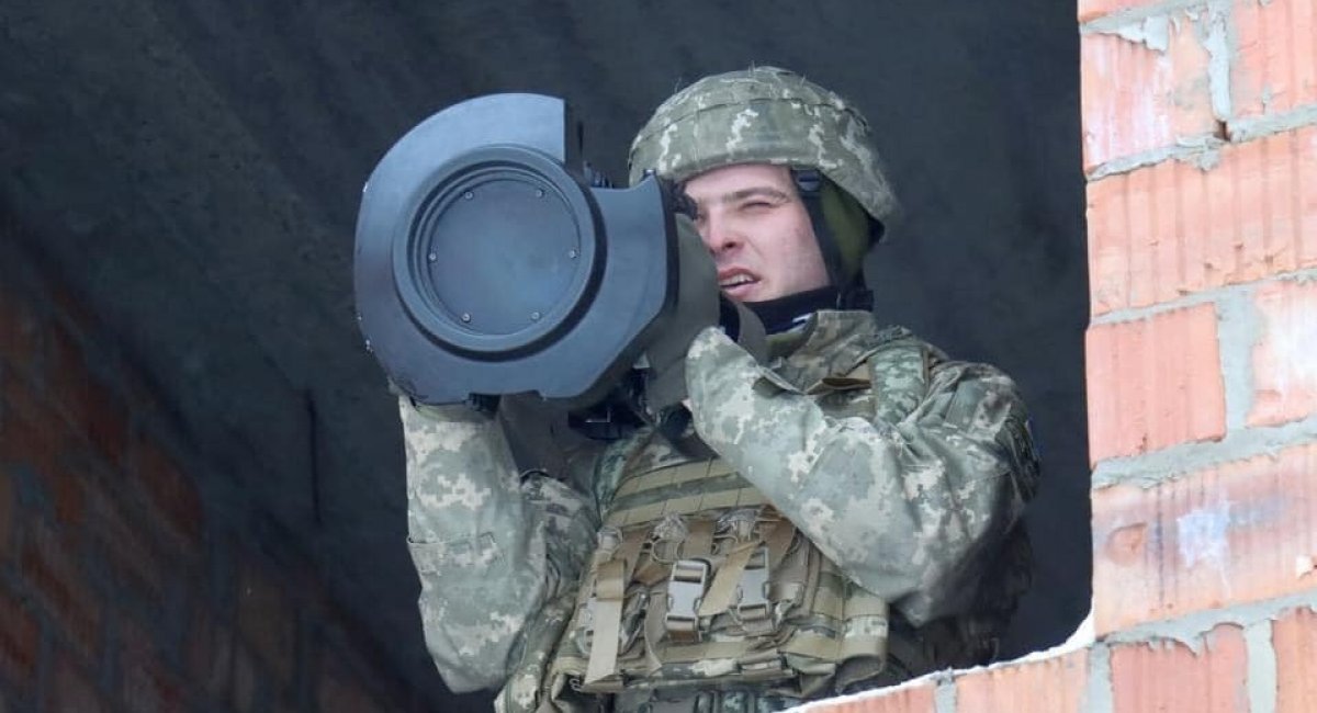 Оператор NLAW готується стріляти по бронетехніці противника, фото - прес-служба Командування Сухопутних військ