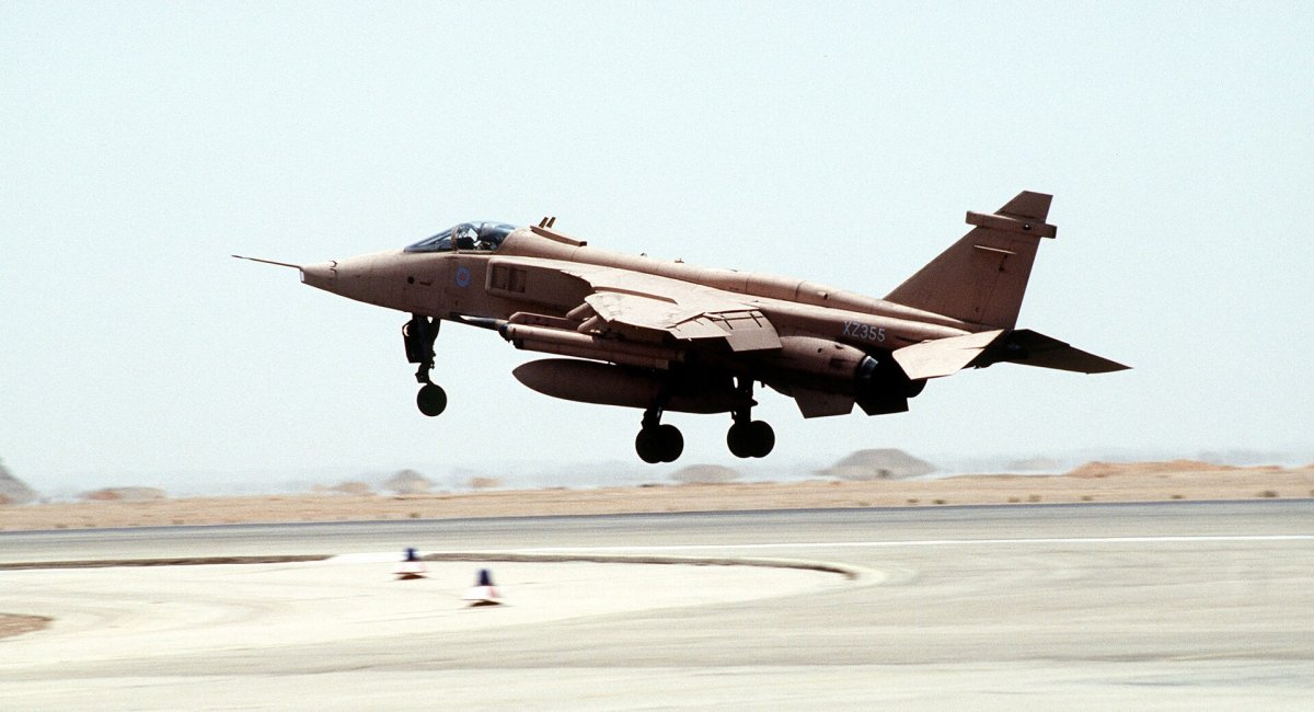 Хоча британці списали старенькі Jaguar ще у 2007, вони досі не стали металобрухтом, але кому взагалі потрібні такі літаки