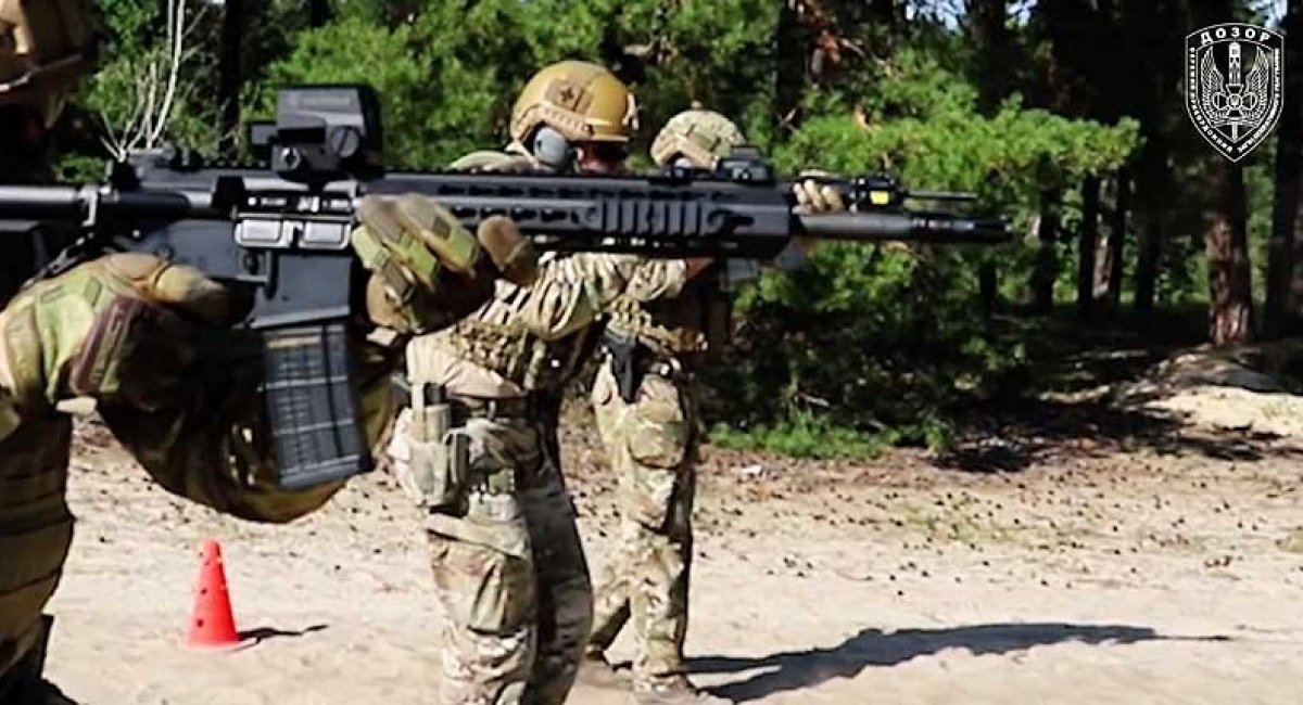 Бійці 10 окремого загону оперативного реагування "Дозор" ДПСУ під час тренувань з UAR-15