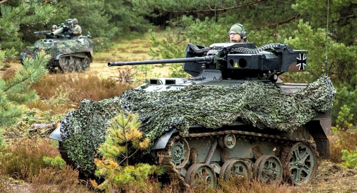 Німецькі авіадесантні машини Wiesel, із ПТРК TOW та 20-мм гарматою відповідно, ілюстративне фото з відкритих джерел