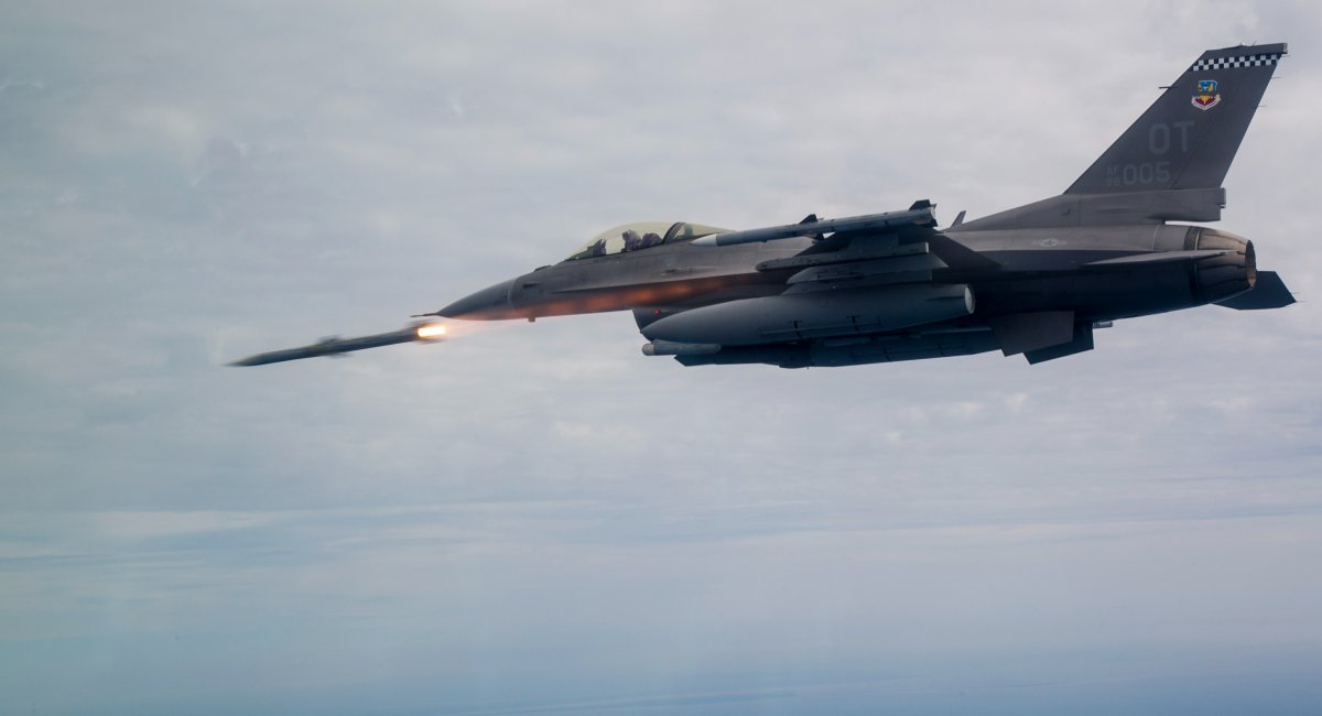 Пуск AIM-120 AMRAAM з F-16 (всі фото: US DoD)
