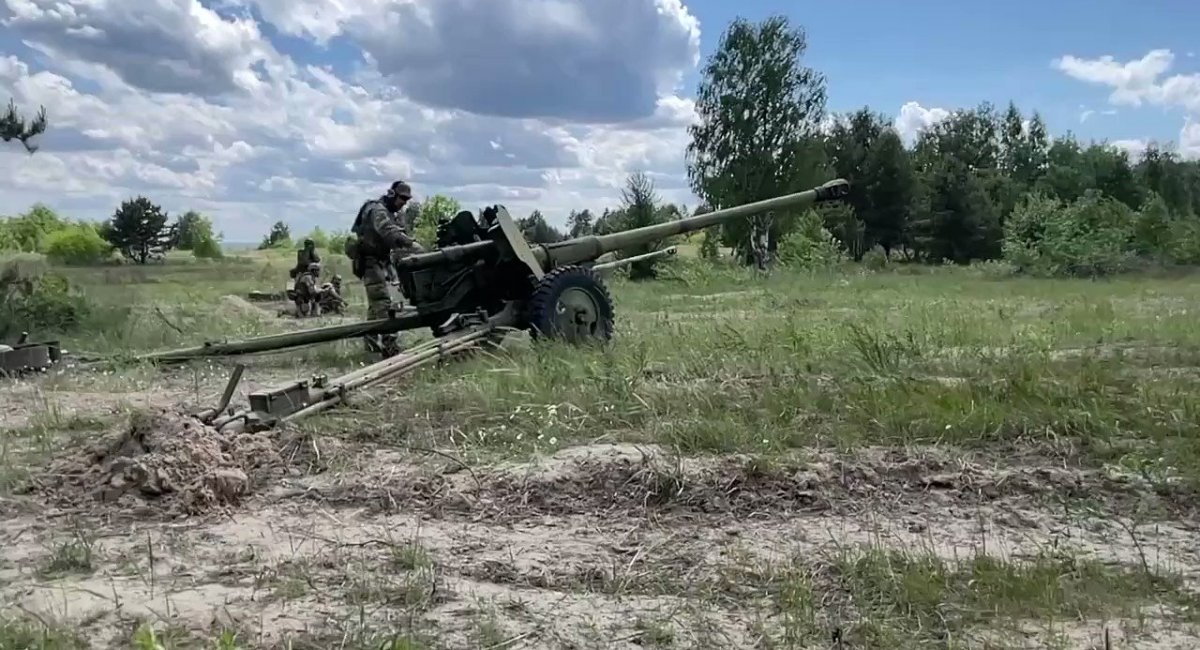Бійці ЗСУ використовують гармату Д-44, зображення - Ukraine Weapons Tracker