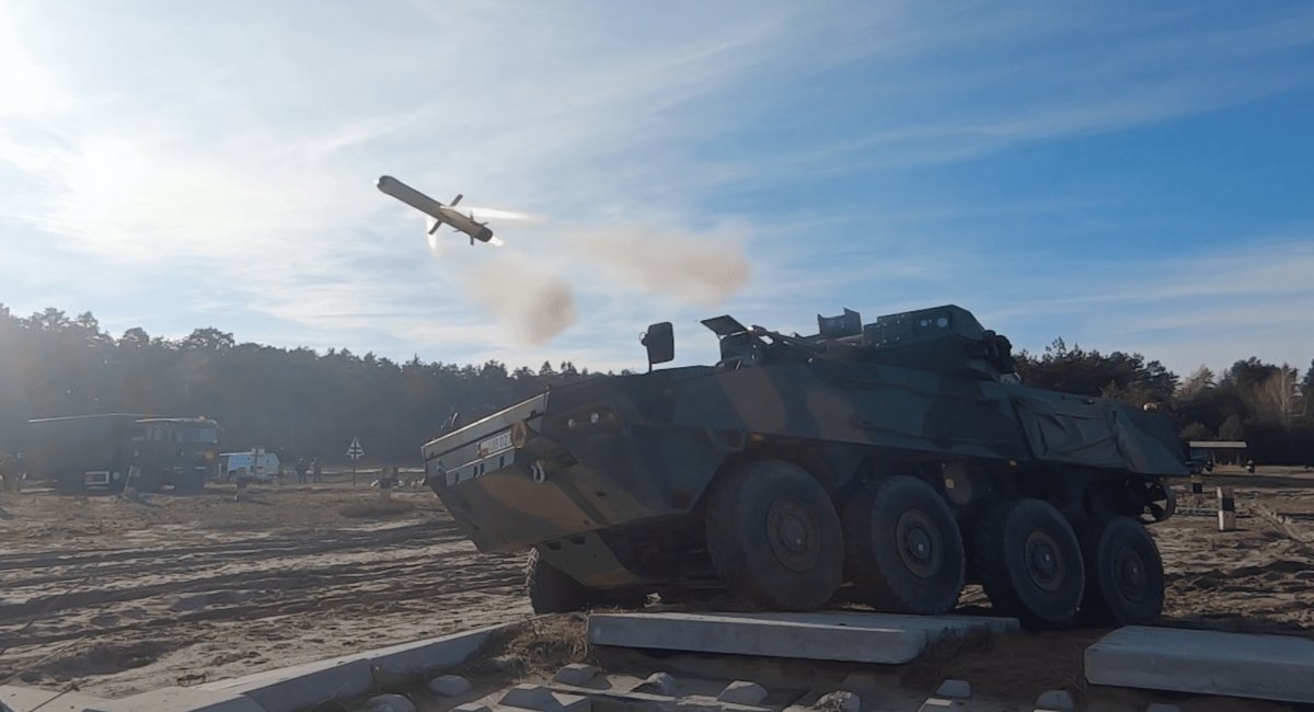 БТР Rosomak запускає протитанкову ракету під час випробувань