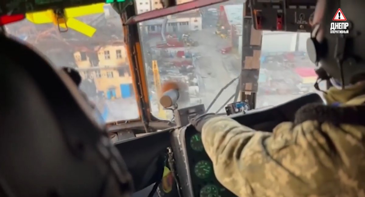 Кадри з майбутнього блокбастеру: як українські вертолітники літали через фронт на "Азовсталь"