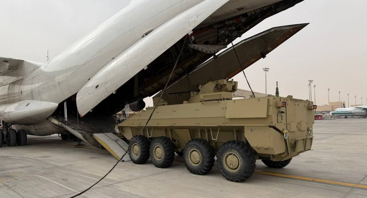 БТР-22 під час розвантаження у Саудівсьій Аравії перед виставкою World Defense Show 2026. Фото з соцмереж