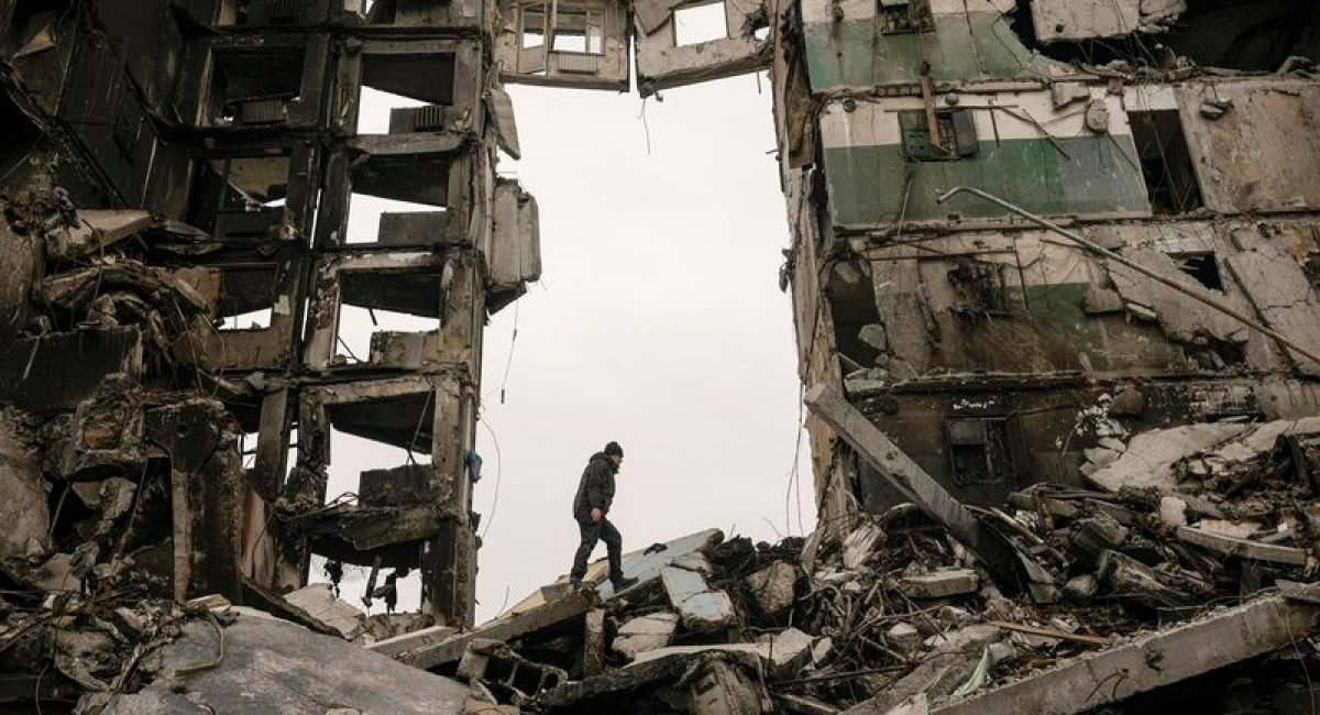 Мешканка будинку шукає речі в багатоквартирному будинку, зруйнованому під час бойових дій в Бородянці, Україна, вівторок, 5 квітня 2022 року. (Vadim Ghirda/AP)