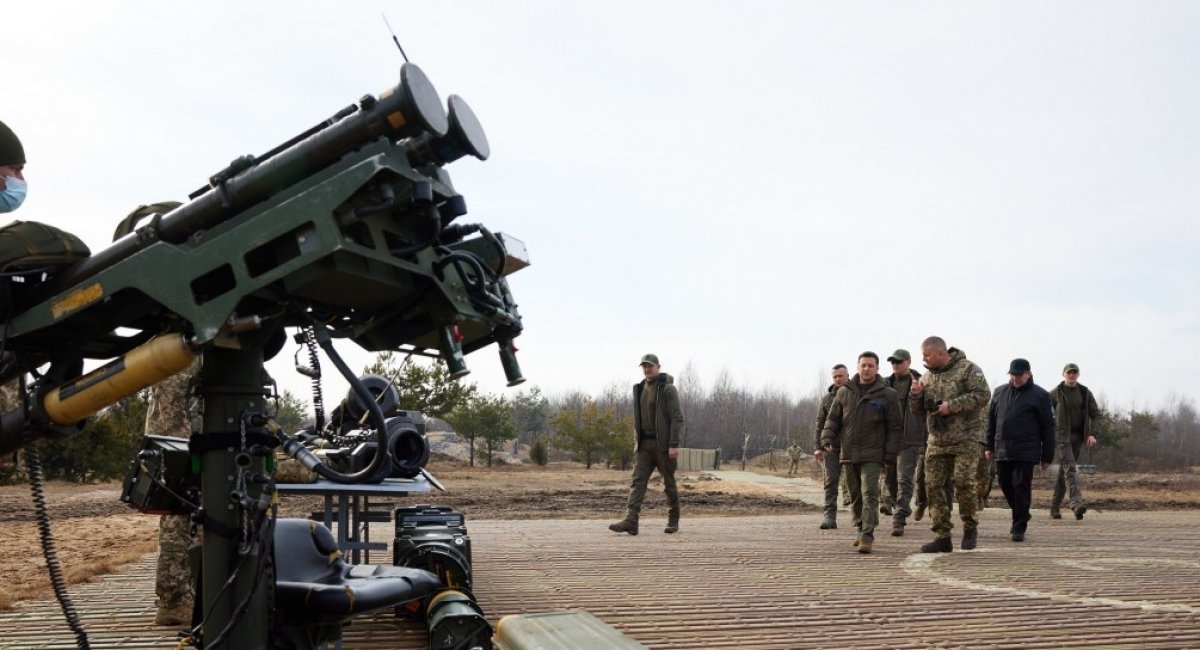Зліва - турель ПЗРК FIM-92 Stinger DMS, отриманого від Литви, фото - Офіс Президента України