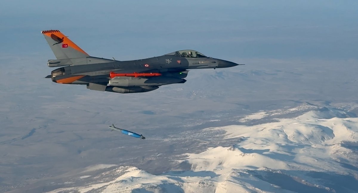 Скид керованої бомби GÖZDE із F-16 під час випробувань, лютий 2025 року, стоп-кадр із відео ASELSAN