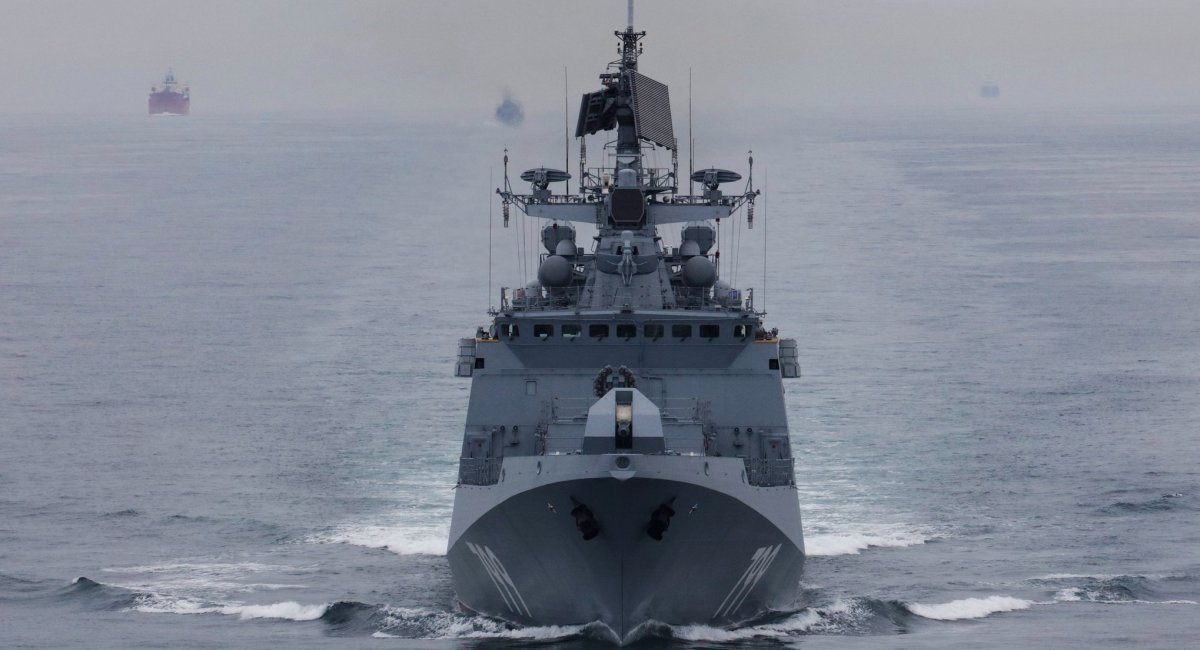 Бойові кораблі РФ у Чорному морі прикриваються цивільними суднами (фото)