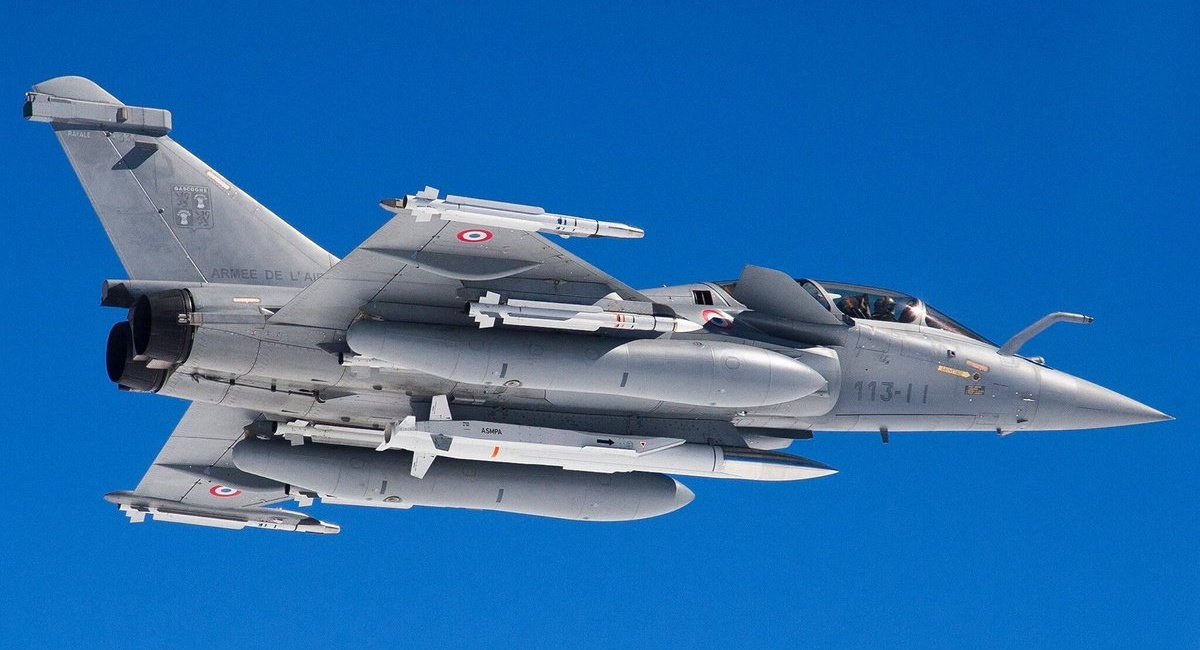ASMP-A під центральним пілоном Rafale
