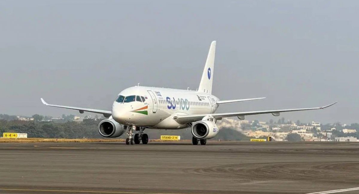 Авіалайнер Sukhoi Superjet 100 у лівреї індійської компанії HAL на виставці Wings India 2026