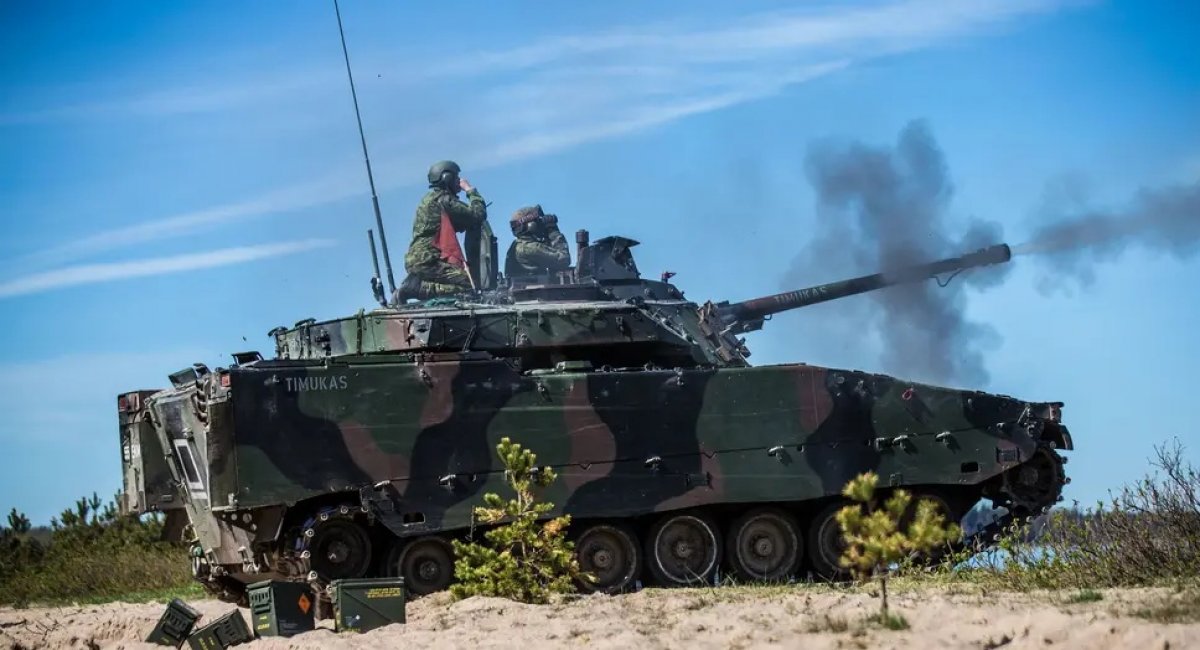 В Польщі та Естонії збільшують бюджети на закупівлю сучасних озброєнь. На фото - БМП CV-90 ЗС Естонії під час військових навчань / Фото: mil.ee