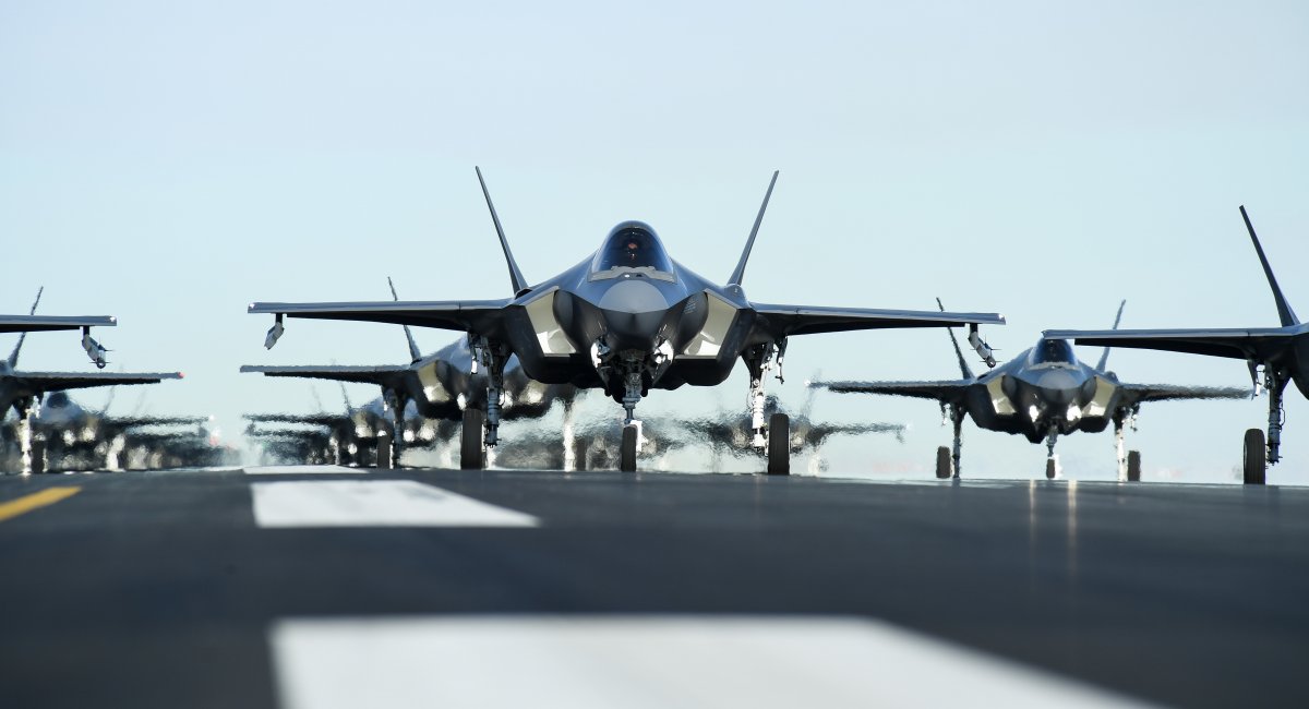 F-35A ПС під час "прогулянки слонів" (фото: US DoD)