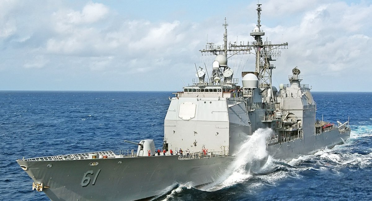 Американський ракетний крейсер Monterey (CG-61) типу Ticonderoga має на озброєнні керовані ракети системи Aegis