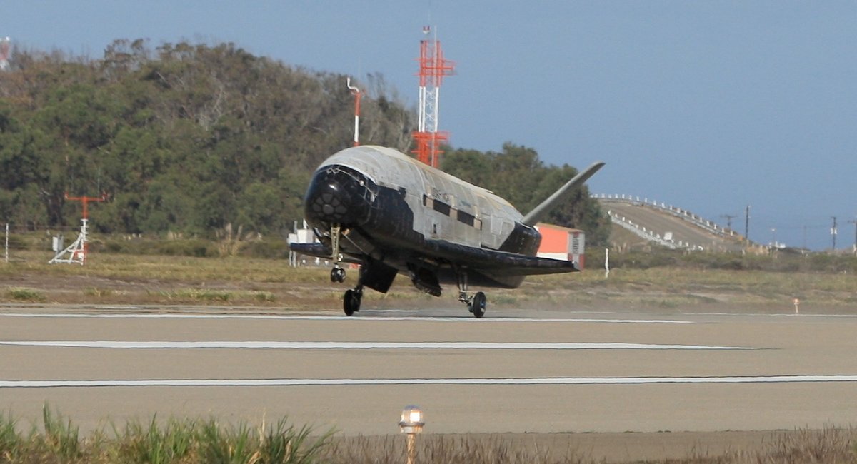 Космоплан X-37B під час посадки