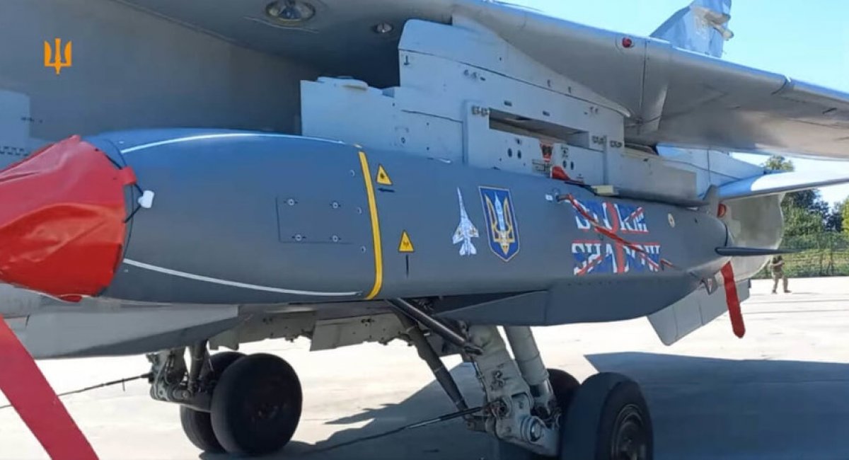 Крилата ракета Storm Shadow під крилом модернізованого Су-24М, серпень 2023 року, стоп-кадр з офіційного відео Повітряних Сил України