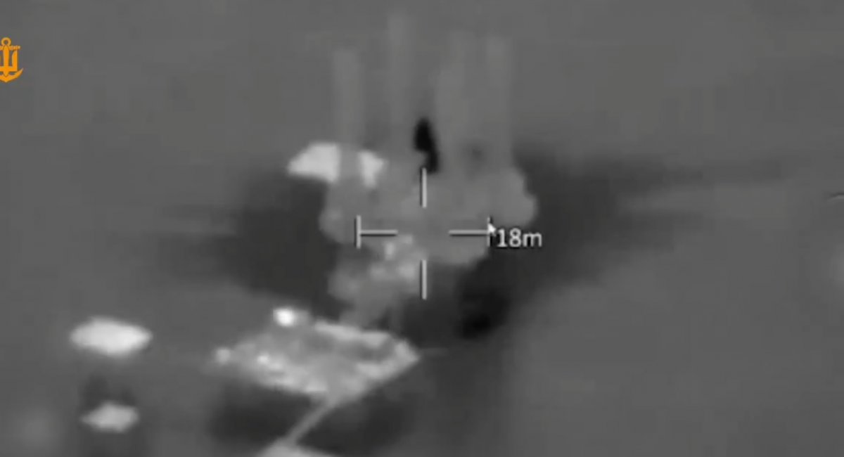 Момент першого ураження бурової станції "Сиваш" у Чорному морі силами ВМС України. Кадр з відео