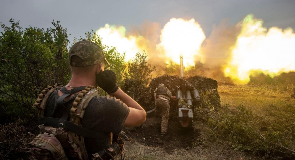 Бійці 93-ої бригади ведуть вогонь із МТ-12 "Рапіра", фото – Міноборони України, дата публікації – 27 липня 2022 року