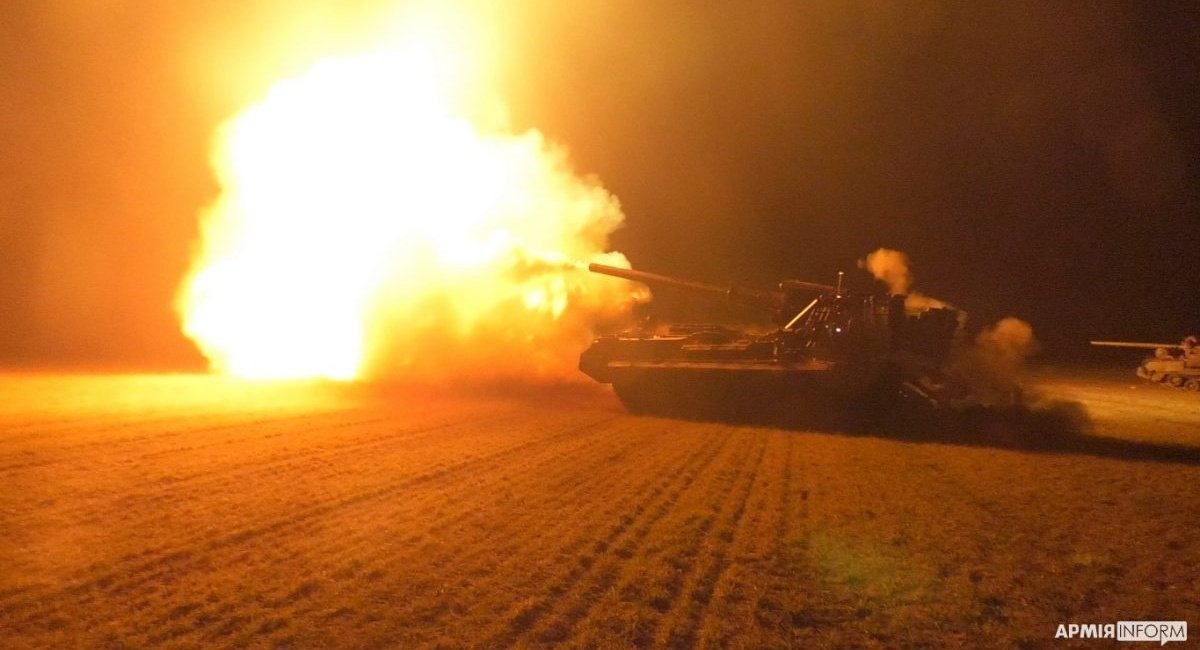 САУ 2С7 "Піон" ведуть вогон. Фото: АрміяInform