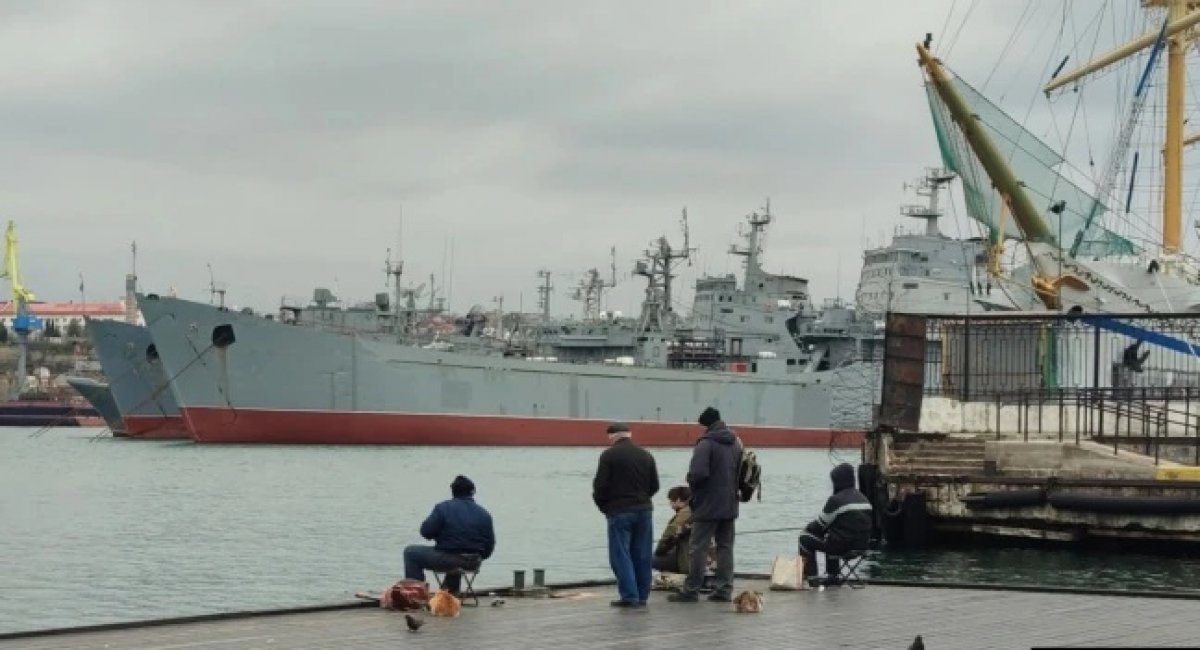 Два десантні кораблі проекту 1171 в акваторії тимчасово окупованого Севастополя, фото - Крым.Реалии, дата публікації - 21 квітня 2022 року, зображення ілюстративне