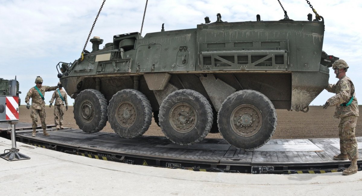 Завантаження БТР Stryker армії США на потяг в Румунії. Фото: DoD US
