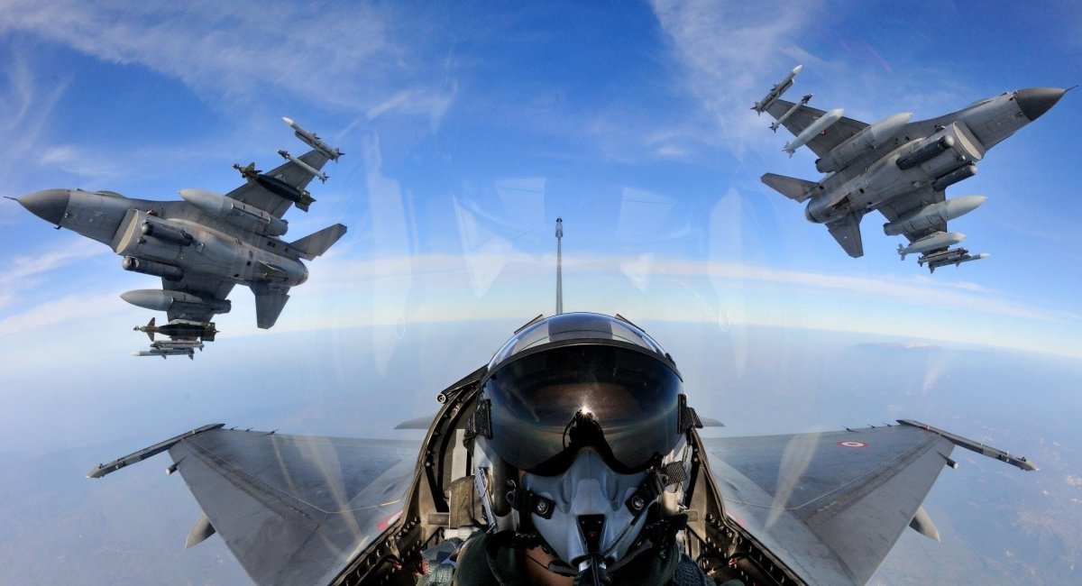 Як система Auto GCAS винищувача F-16 рятує життя пілотів 