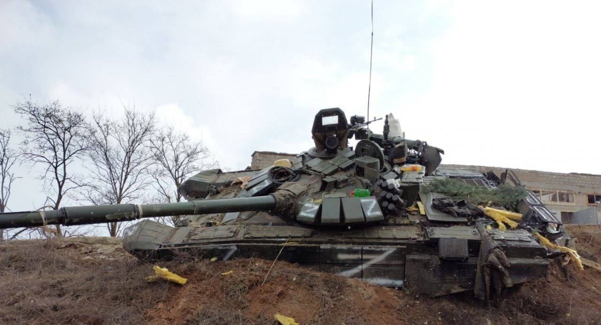 Знищений танк ворога під Маріуполем, фото з відкритих джерел