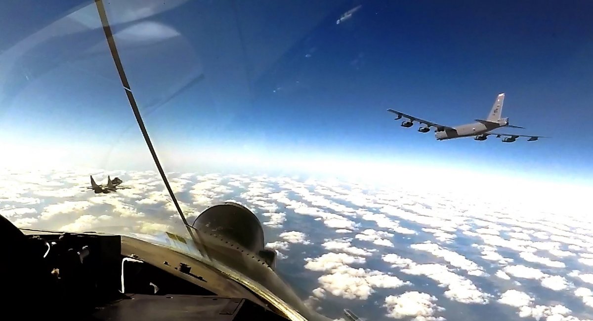 Стратегічні бомбардувальники Boeing B-52 Stratofortress в супроводі винищувачів ПС ЗСУ