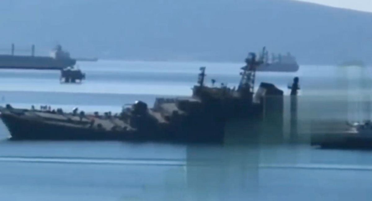 Уражений російський корабель "Оленегорский горняк"