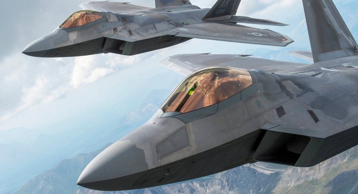 Винищувачі F-22 вперше в історії під командуванням НАТО будуть захищати схід Європи від РФ 