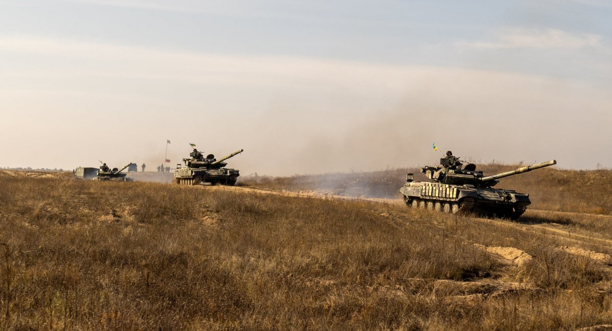 Колонна танків ЗСУ під час маневрів на Херсонщині, фото – прес-служба Командування ООС