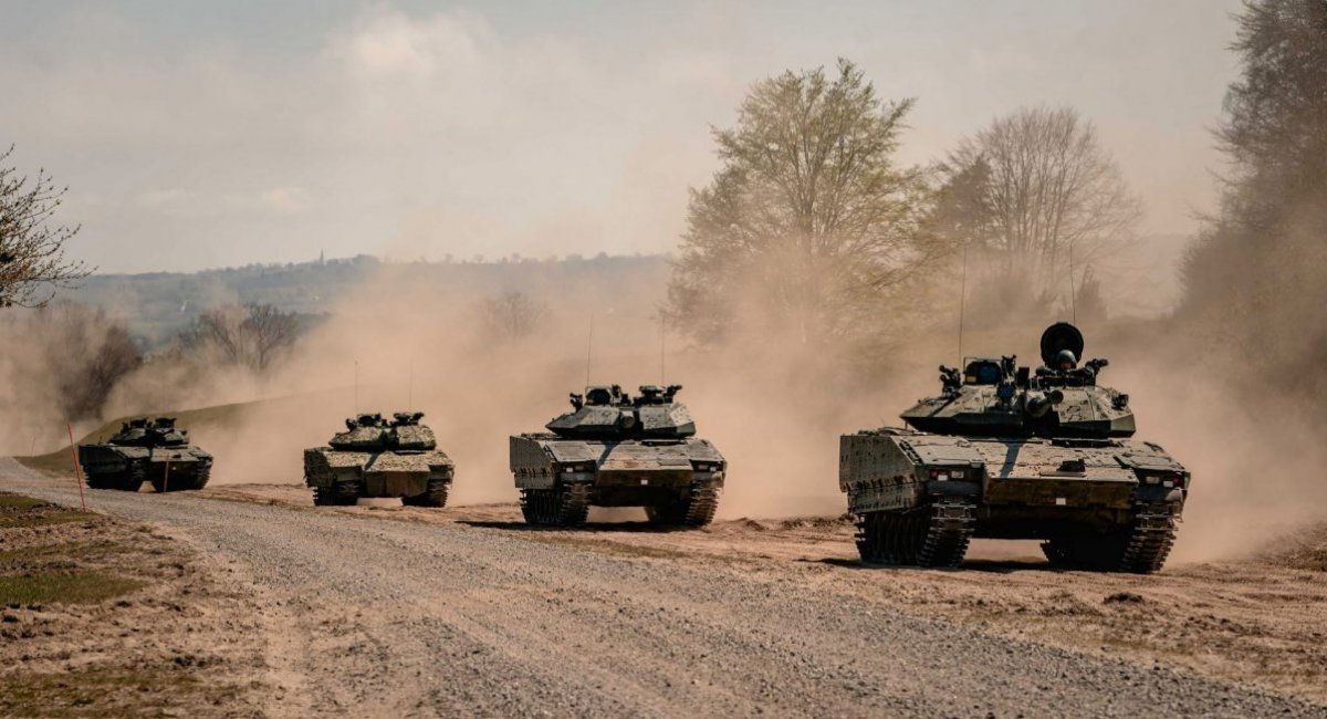 Фото ілюстративне, українські військові опановують БМП CV90, джерело — Försvarsmakten