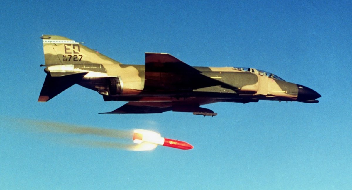  Американський F-4 Phantom відпрацьовує скидання атомної бомби B83, архівне зображення з відкритих джерел