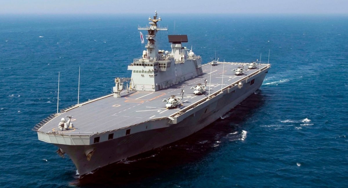 Легкий авіаносець ВМС Південної Кореї буде по суті удвічі збільшеною копією своїх попередників – універсальних десантних кораблів, збудованих за програмою LPH-I. На фото - УДК LPH 6111 Dokdo