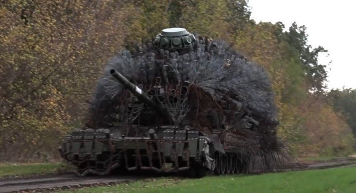 "Лохматий" захист від дронів на одному з російських танків
