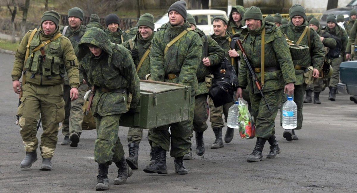 РФ планує закинути 20 тисяч мобілізованих у Білорусь: розмістять у хлівах та свинарниках, а транспорт реквізують