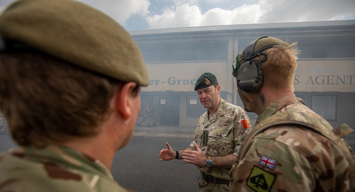 Начальник генштабу Великобританії Патрік Сандерс під час особистого візиту до центру підготовки бійців ЗСУ