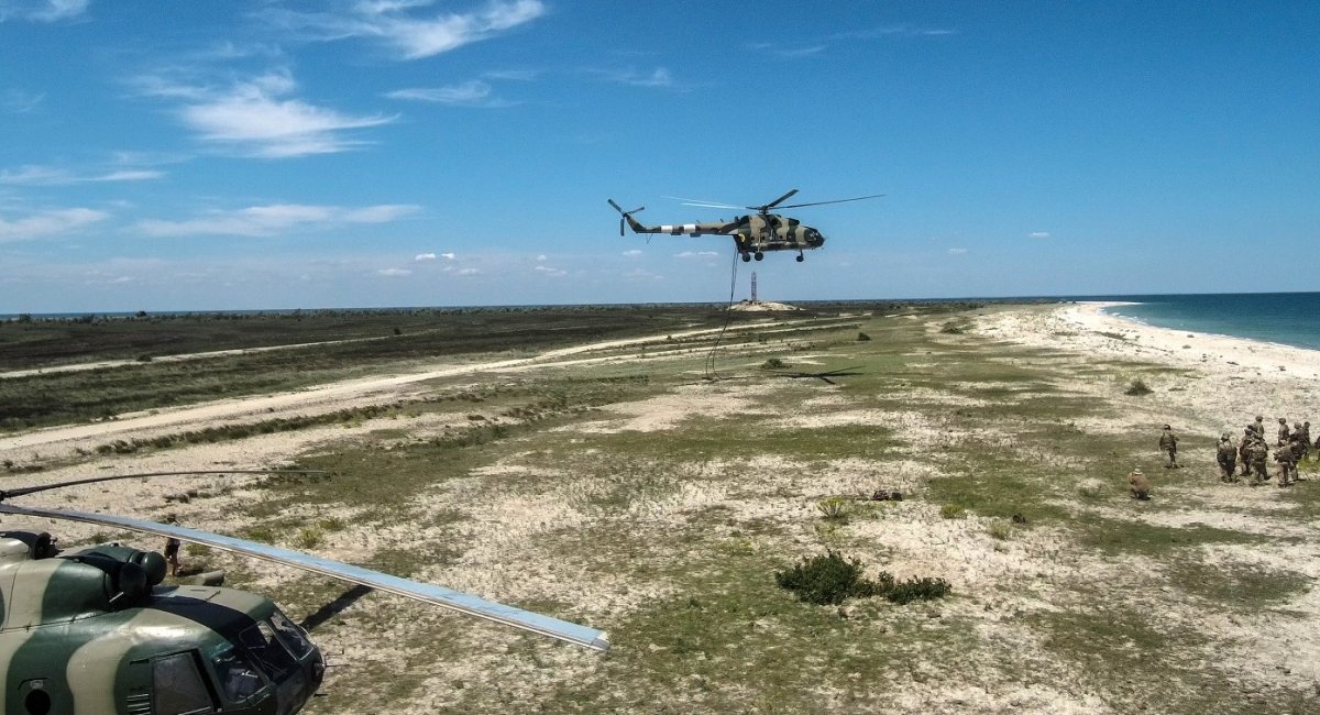 Українські морські спецпідрозділи під час відпрацювання висадки з гелікоптера