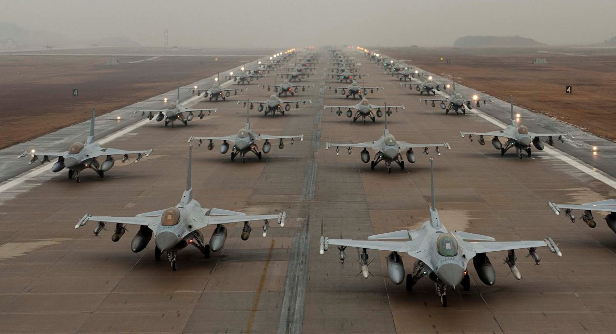 F-16, коли мова йде про сотні машин (фото DoD US)