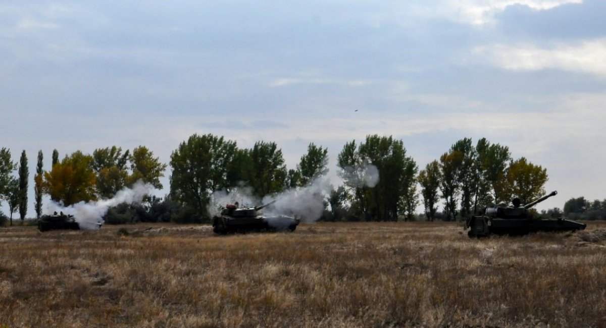 САУ 2С1 "Гвоздика" артилерійського дивізіону 36 ОБрМП під час тактичних навчань з бойовими стрільбами