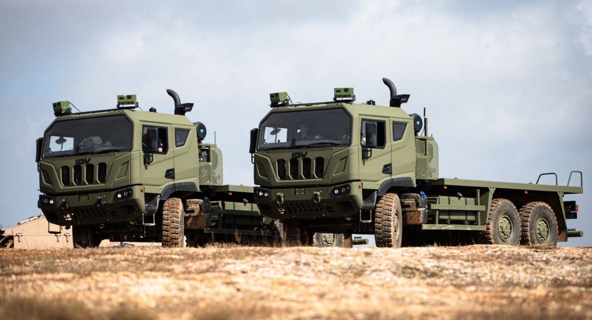Адаптовані до автоматичного руху вантажівки IVECO. Фото: Sener Aerospace & Defence