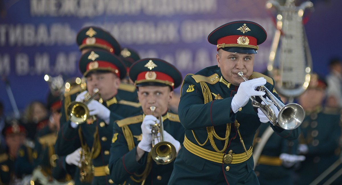 Армія РФ притягла до України полковий оркестр, тепер музиканти ховаються десь на Чернігівщині