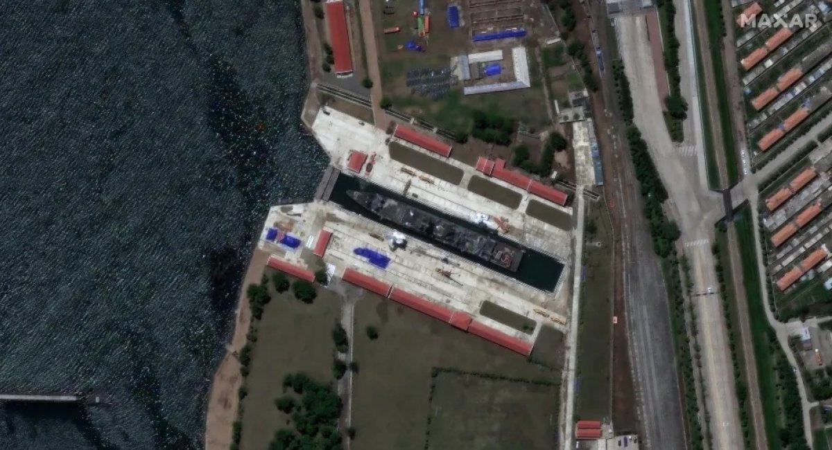 Есмінець класу Choe Hyon у сухому доці. Фото - 2025 Maxar Technologies via TWZ