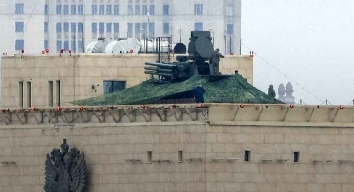 ЗРГК "Панцирь-С1" на даху будівлі такзваної Міноборони РФ у Москві 