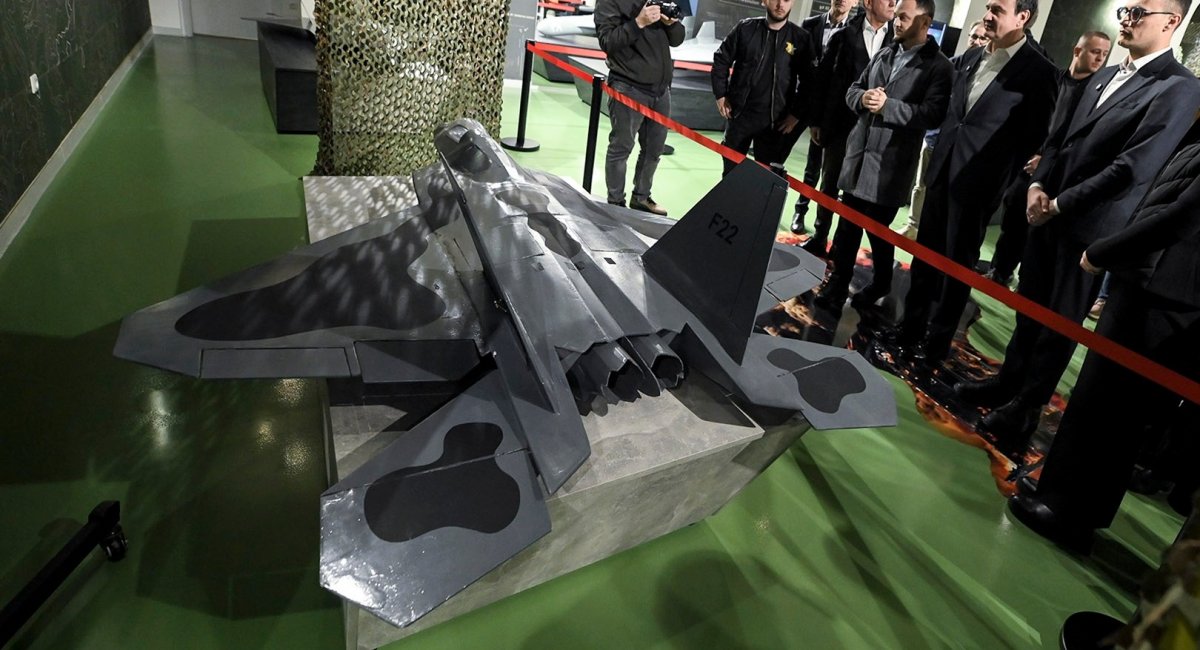 Безпілотник F22, який зовнішньо копія американського винищувача F-22 Raptor. Фото - Facebook/Albin Kurti 